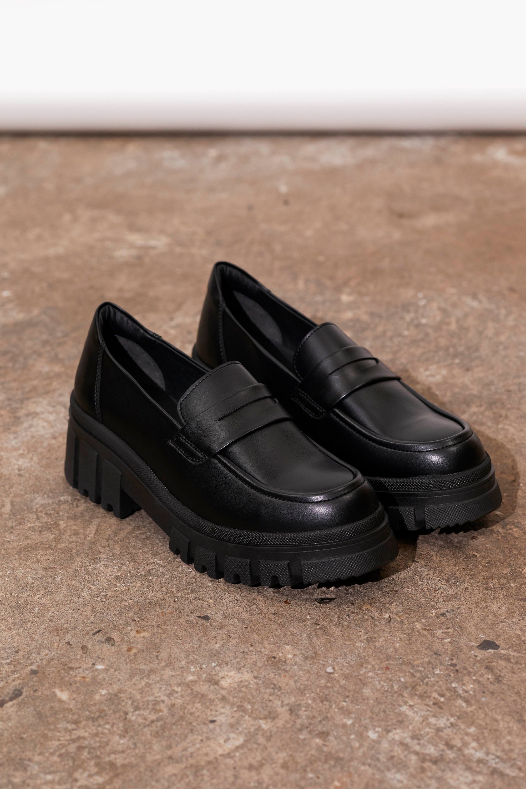 LOCK LOAFER - apple black