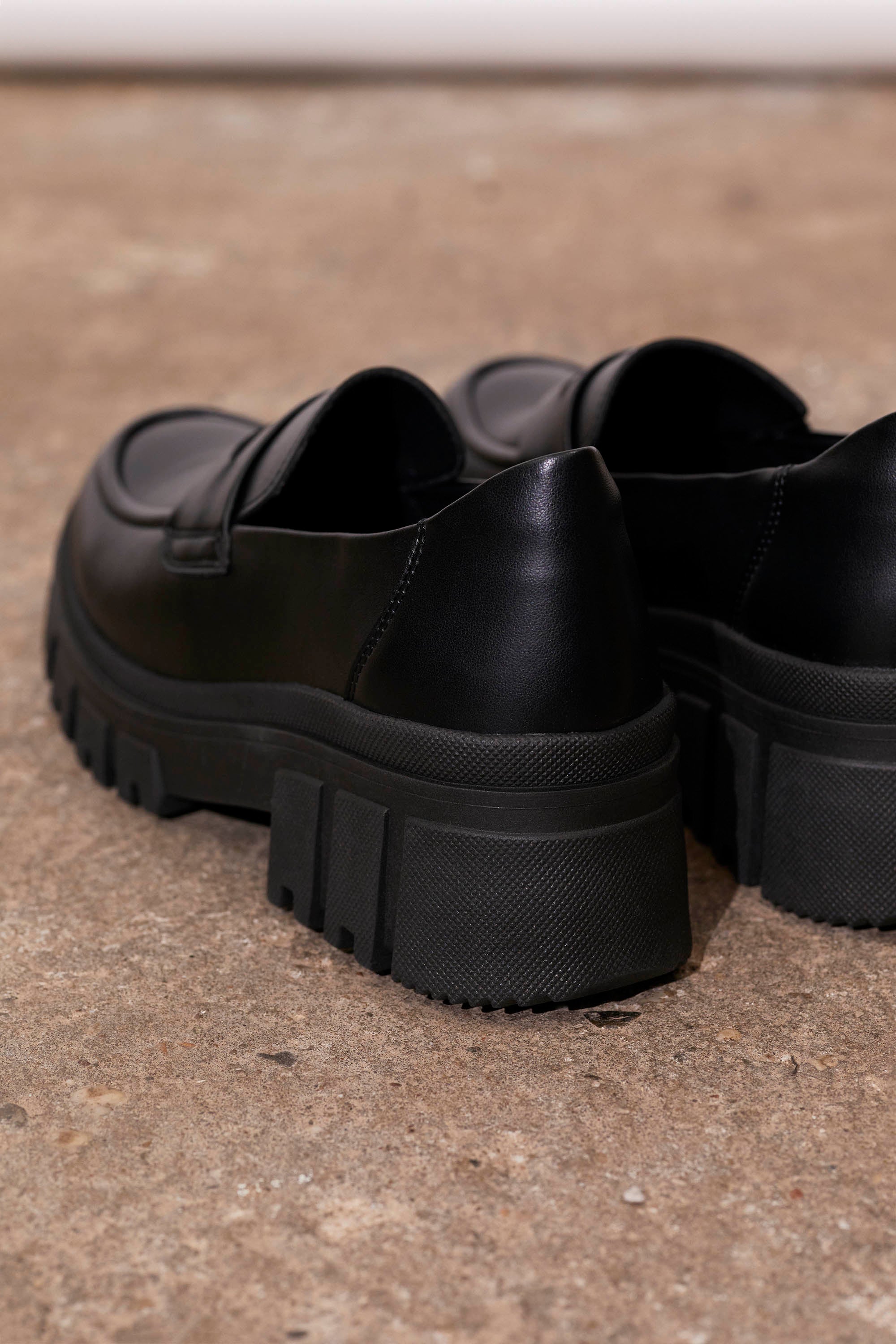 LOCK LOAFER - apple black