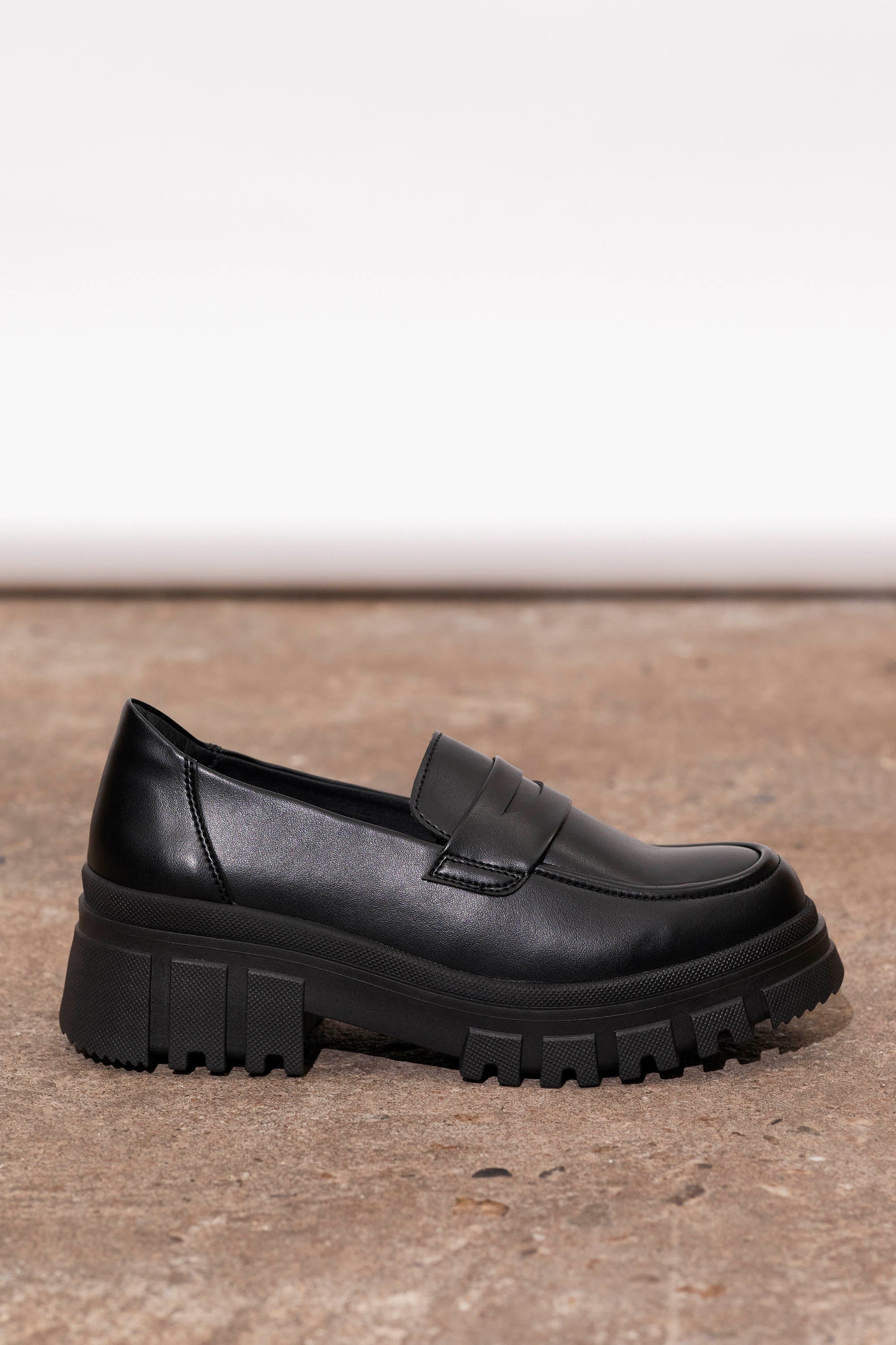 LOCK LOAFER - apple black