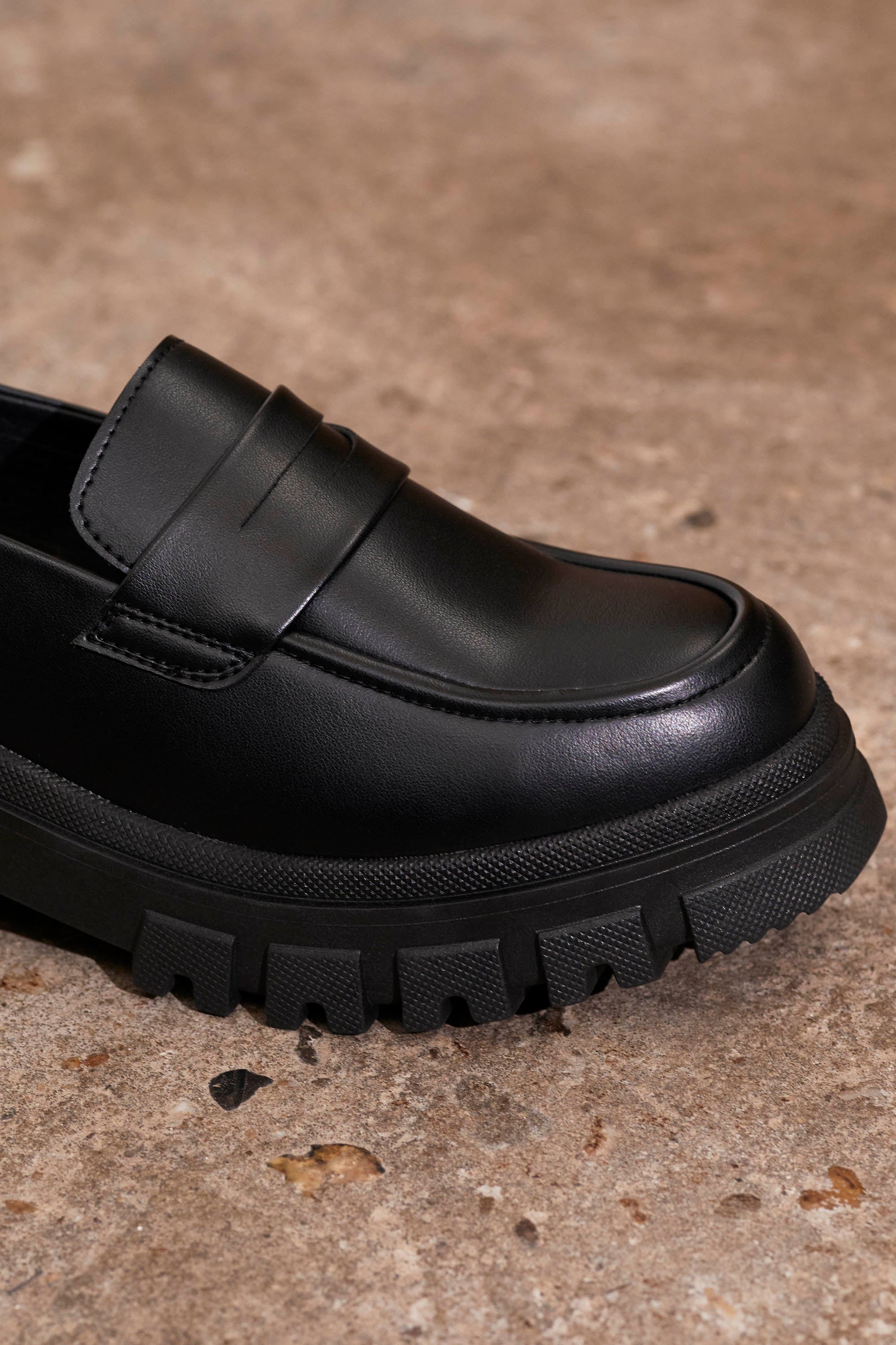 LOCK LOAFER - apple black